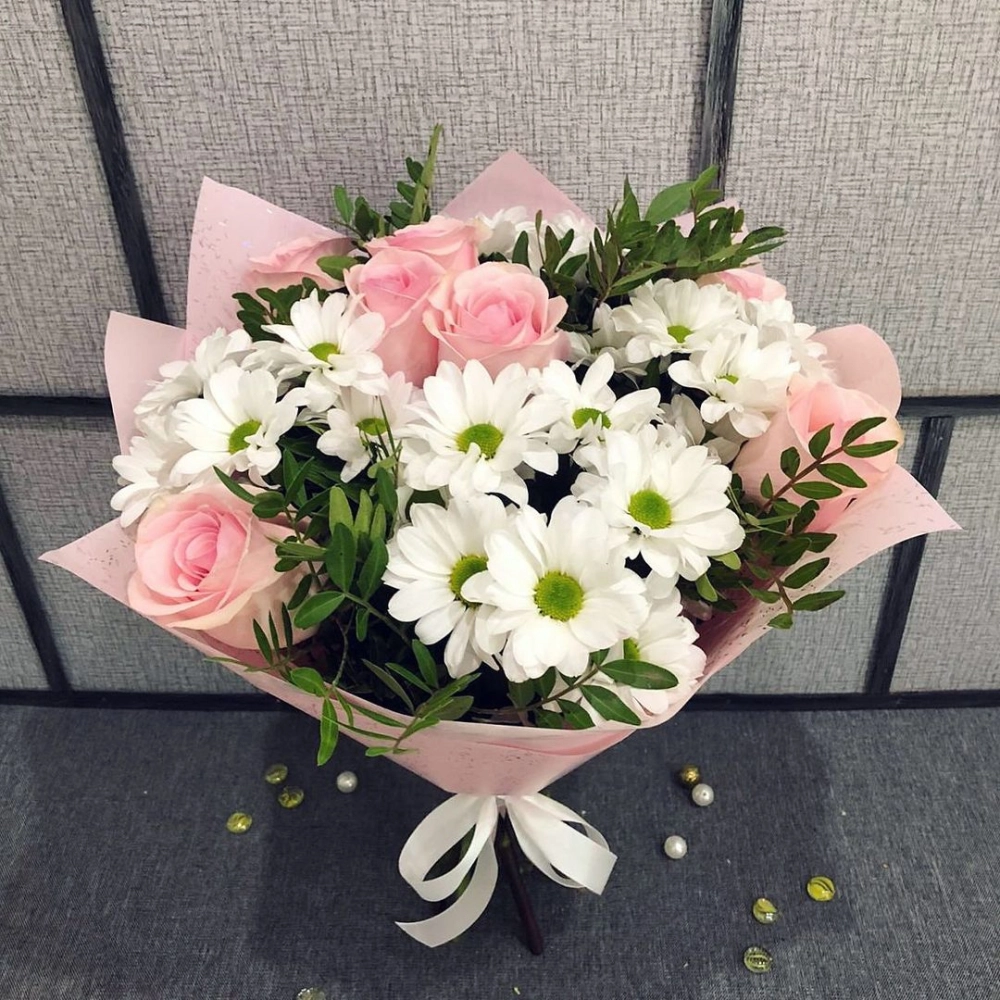 Букет из розовых роз и белых хризантем – элегантность в каждой детали Бугульма Республика Татарстан