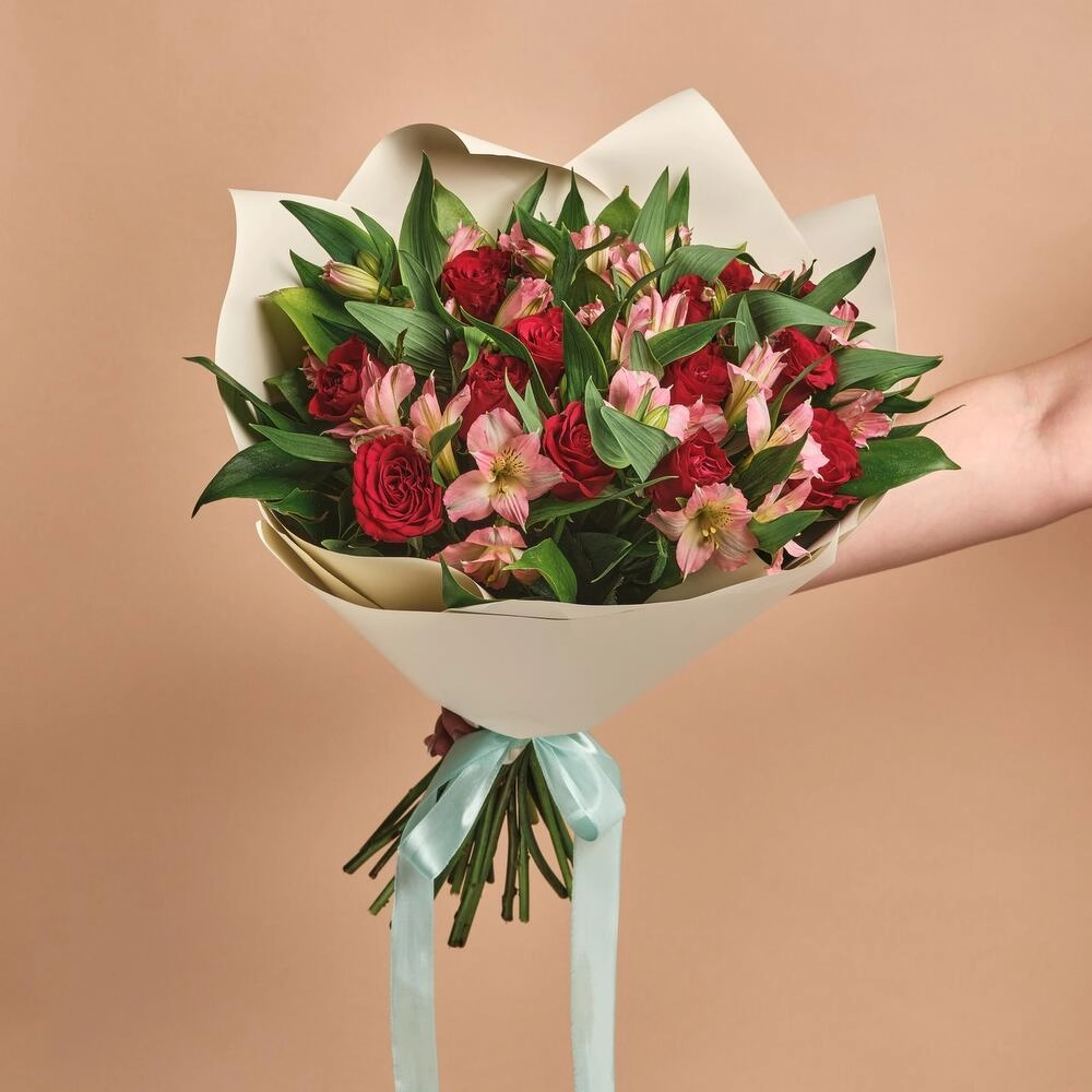 Букет «Нежность слов» — гармония красных роз и нежных альстромерий Бугульма Республика Татарстан