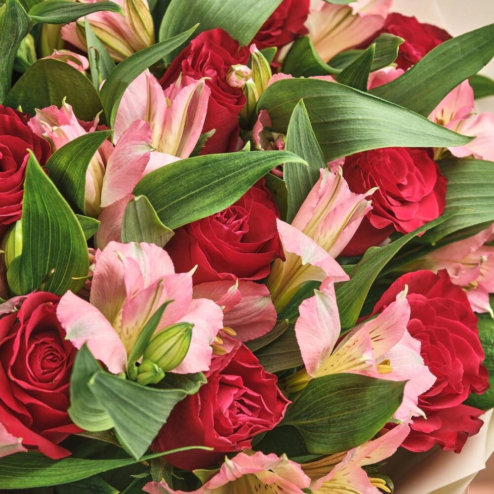 Букет «Нежность слов» — гармония красных роз и нежных альстромерий Бугульма Республика Татарстан