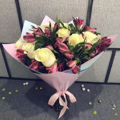 Нежный букет из белых роз и розовых альстромерий – гармония чистоты и нежности Бугульма Республика Татарстан