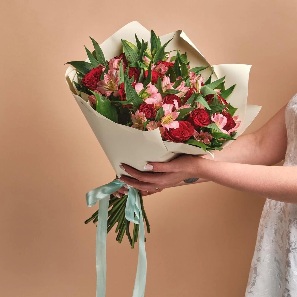 Букет «Нежность слов» — гармония красных роз и нежных альстромерий Бугульма Республика Татарстан