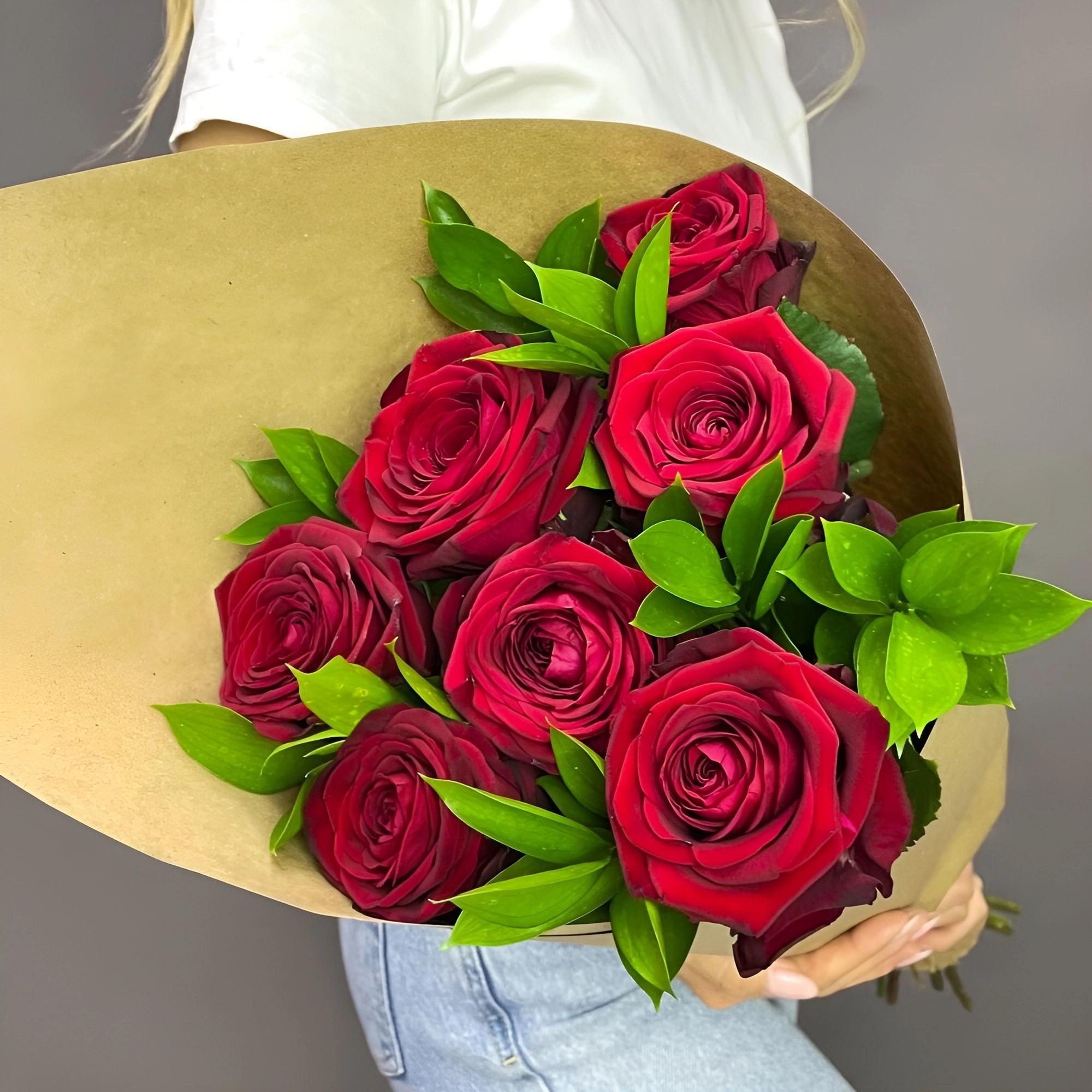 Букет из красных роз с рускусом в крафтовой упаковке – классика с изюминкой Бугульма Республика Татарстан