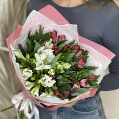 Букет «Люблю»– страсть и чистота в красно-белых альстромериях Бугульма Республика Татарстан