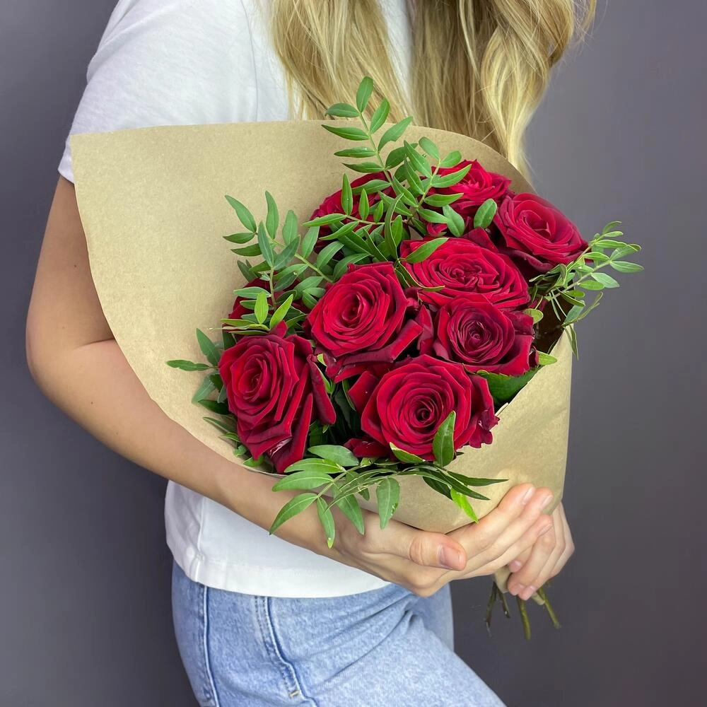 Букет из 9 красных роз с фисташкой – гармония страсти и свежести Бугульма Республика Татарстан