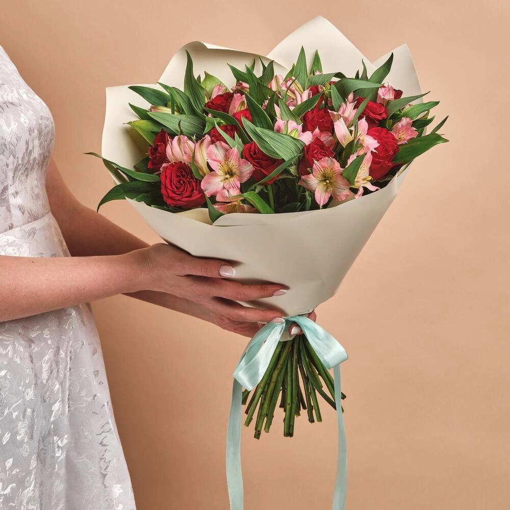 Букет «Нежность слов» — гармония красных роз и нежных альстромерий Бугульма Республика Татарстан