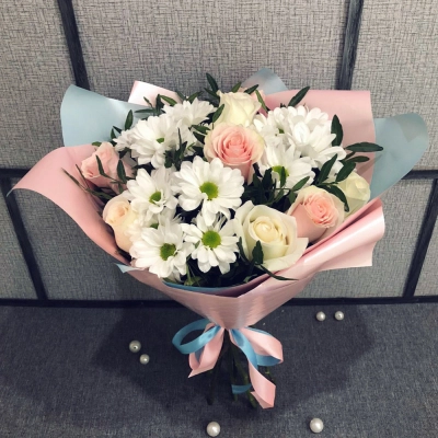 Букет из свежих роз и белых хризантем – гармония нежности и чистоты Бугульма Республика Татарстан
