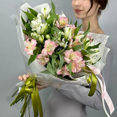 Букет «Нежность» – трогательное сочетание белых и розовых альстромерий Бугульма Республика Татарстан