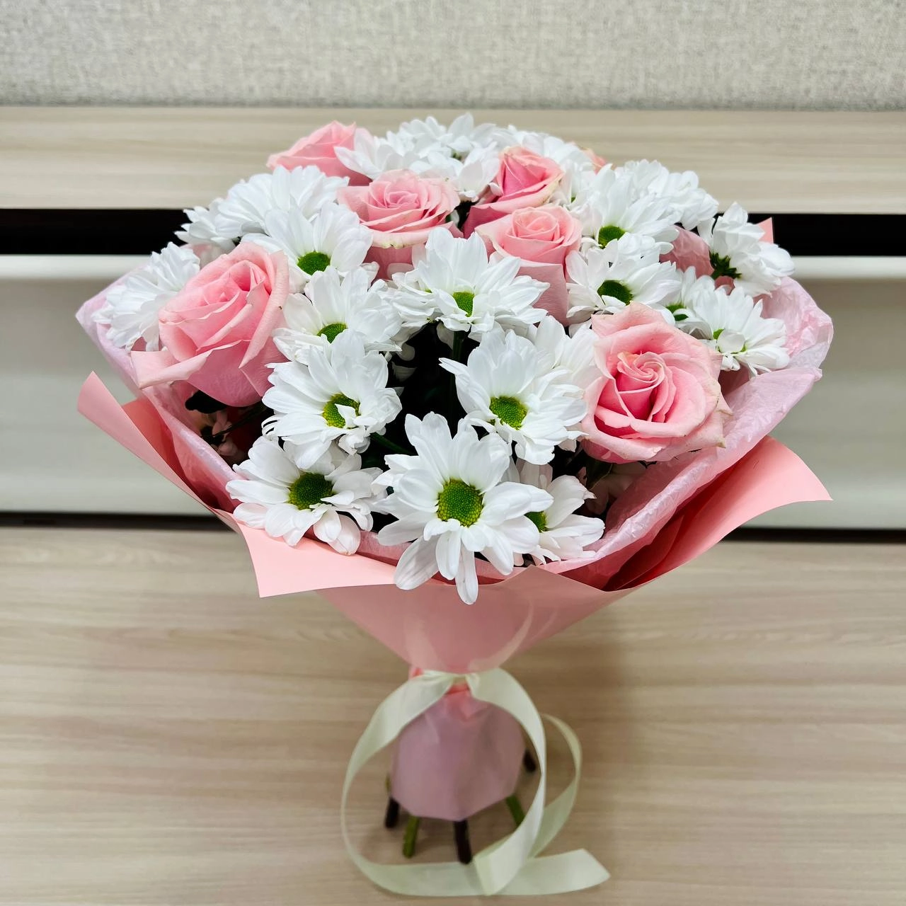 Букет «Ягодное Рафаэлло» – нежность розовых роз и белых хризантем Бугульма Республика Татарстан